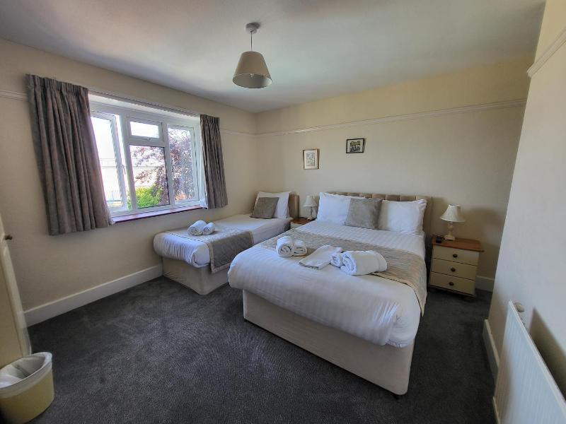 Triple Room with Sea View - Mid Floor image 1