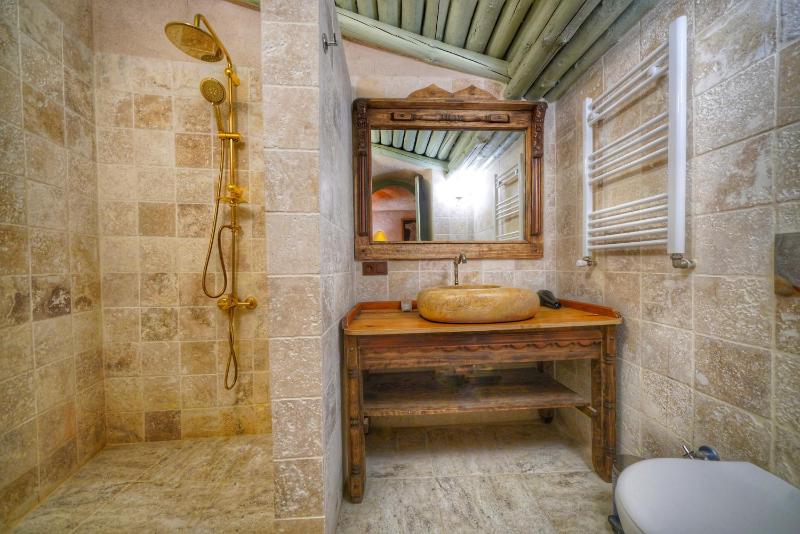 Sultan Cave Suite image 3
