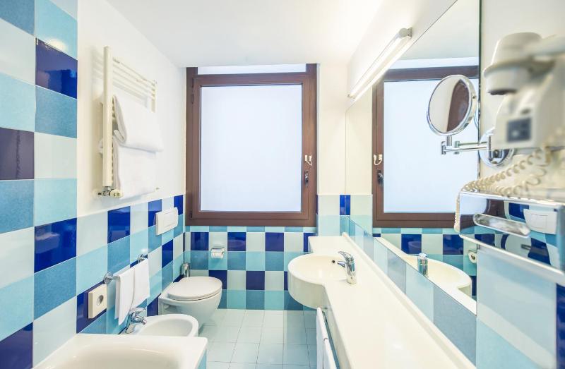 Classic Twin Room image 2