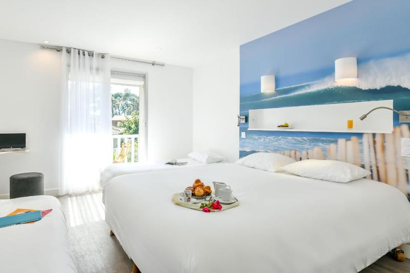 Superior Triple Room with Terrace image 4