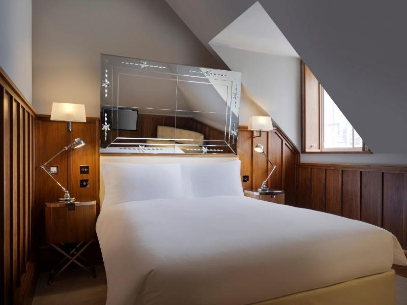 Queen Room - Edwardian/High Floor image 3