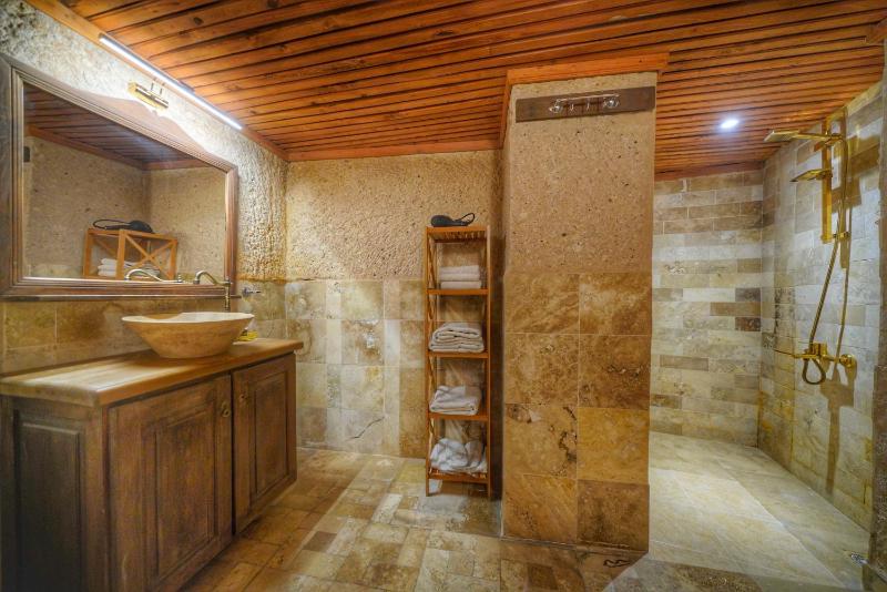 Divan Cave Suite image 2