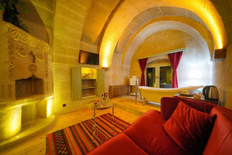 Caftan Cave Suite image 2