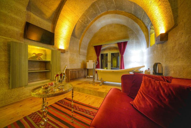 Caftan Cave Suite image 4