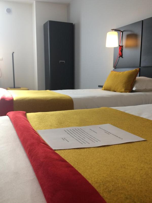 Standard Twin Room image 4