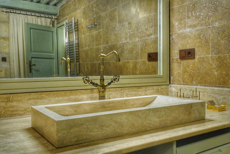 Hezen King Suite image 3