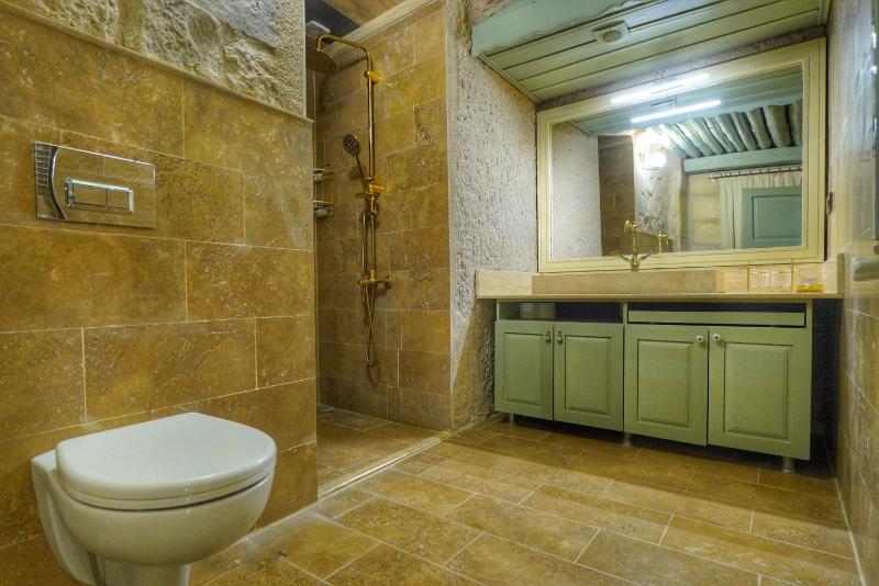 Hezen King Suite image 2