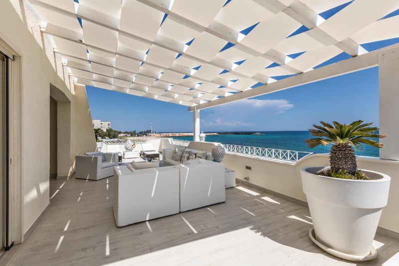 Villa - Beach Front image 4