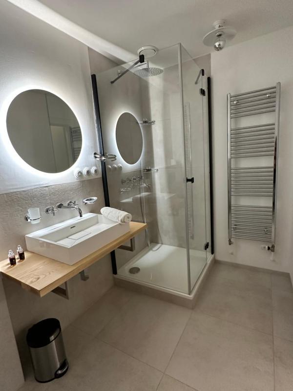 Classic Quadruple Room image 3