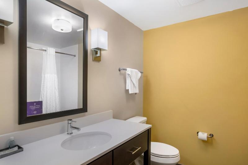 Quadruple Room with Two Queen Beds - Non Smoking image 3