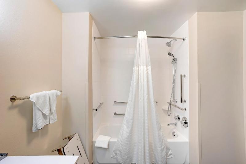Quadruple Room with Two Queen Beds - Disability Access/Non Smoking image 4