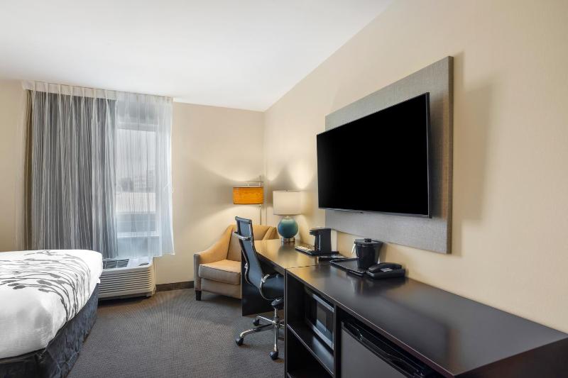 Quadruple Room with Two Queen Beds - Disability Access/Non Smoking image 3