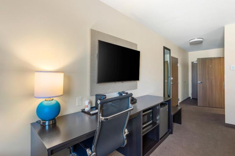 Quadruple Room with Two Queen Beds - Disability Access/Non Smoking image 2