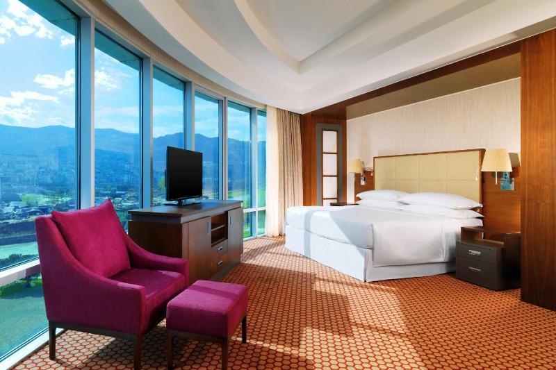 Deluxe Corner Room image 3