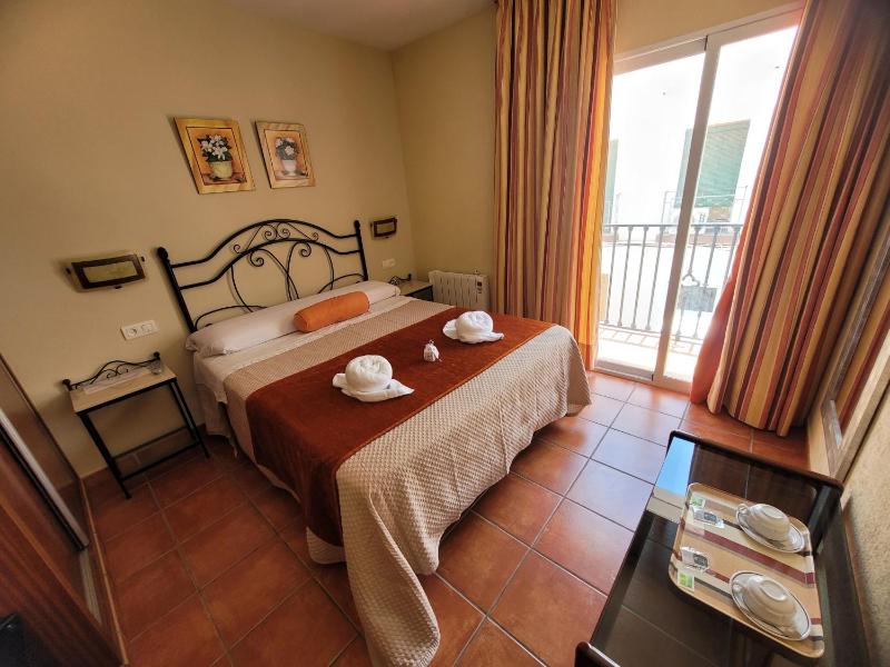 Double Room with Balcony image 4