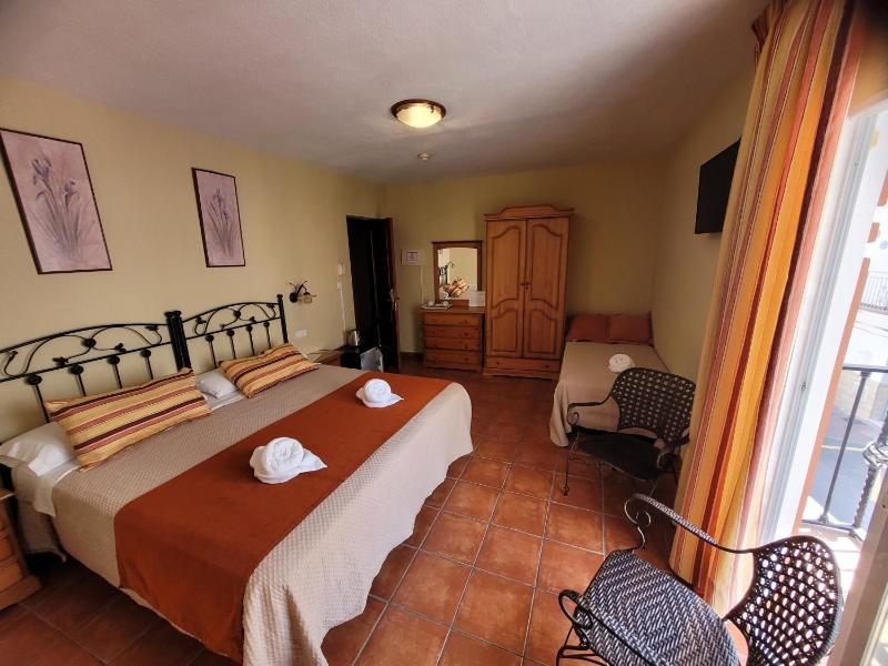 Deluxe Triple Room with Balcony image 3