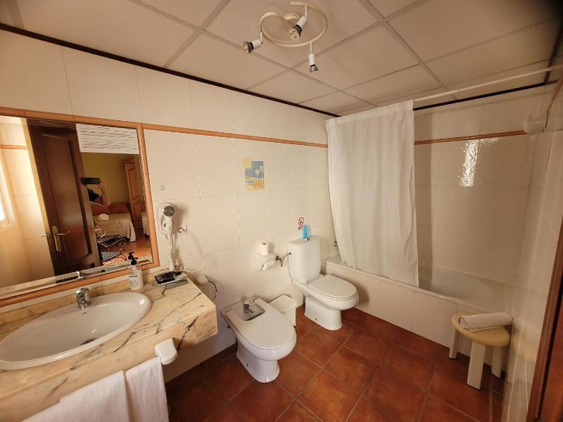 Deluxe Triple Room with Balcony image 2