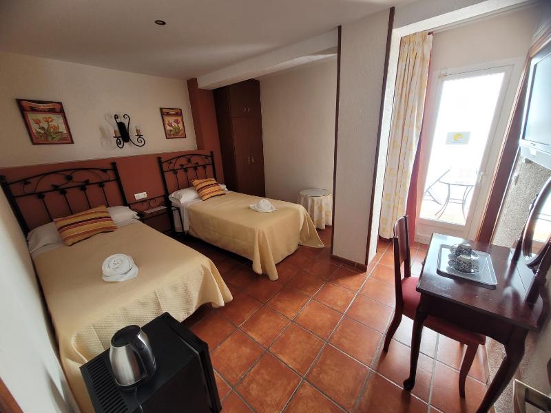 Twin Room image 3