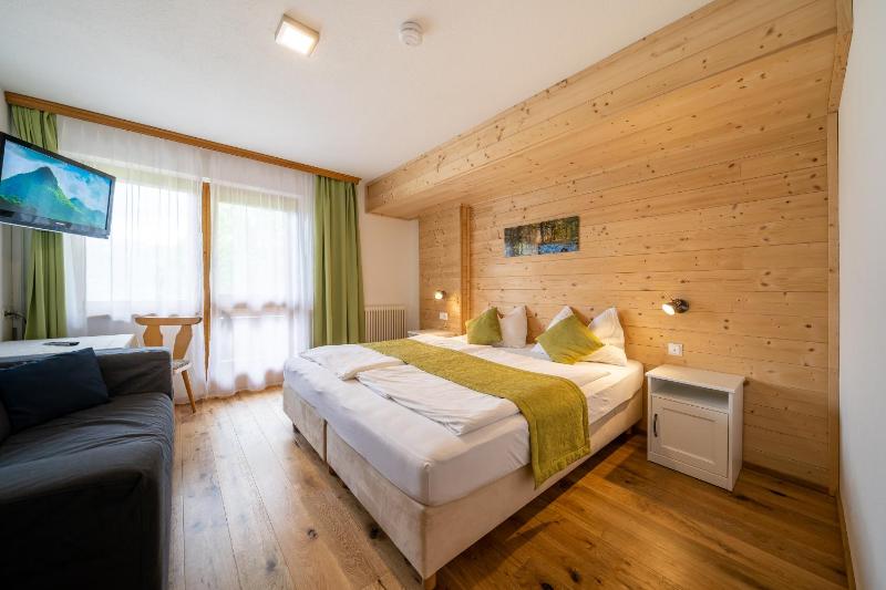 Deluxe Double Room with Balcony image 3