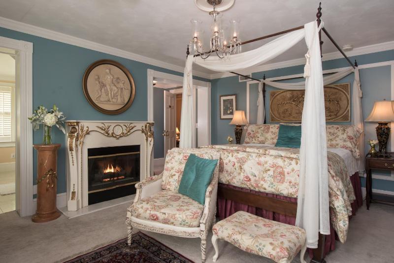 Deluxe Queen Room with Spa Bath image 1