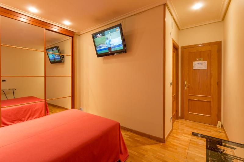 Twin Room with Shared Bathroom image 1