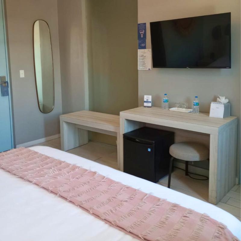 King Room image 4