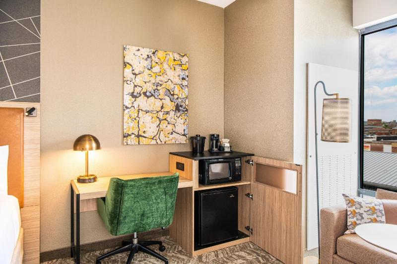 Double Queen Room with View image 4