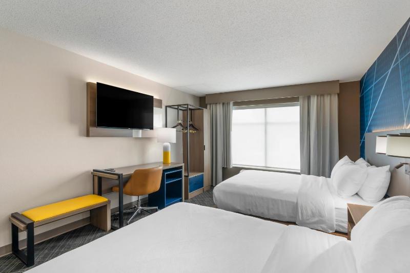 Queen Room with Two Queen Beds - Non-Smoking image 2