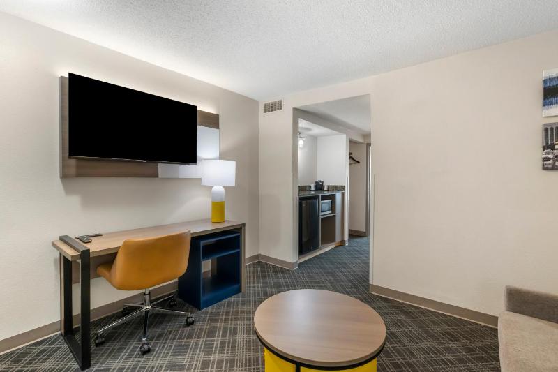 One-Bedroom King Suite - Non-Smoking image 2