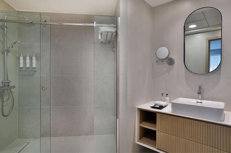 Premium One Bedroom Suite with 1 Queen Bed - City View - Includes 20% Off Food & Beverage image 4