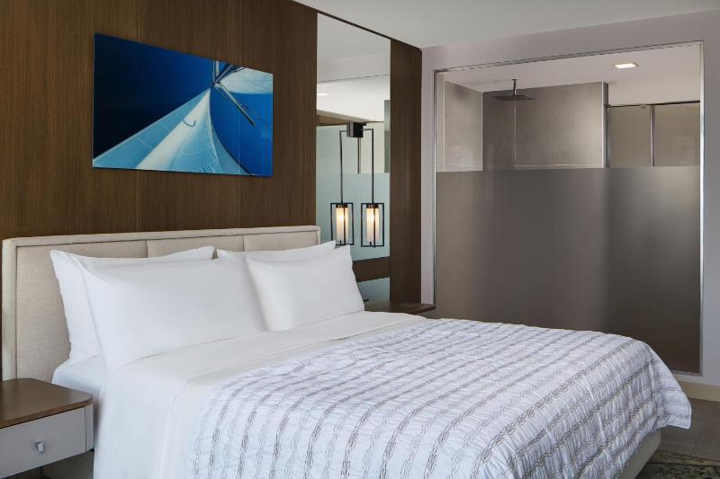 Junior Suite, 1 King, Sea view, Balcony image 3