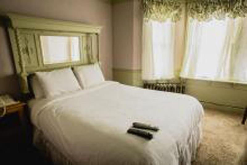 Standard Queen Room image 1