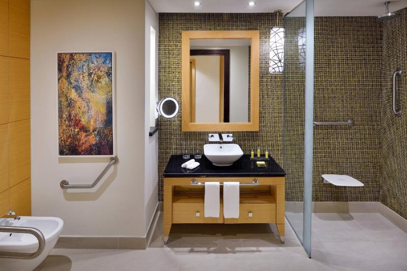 Executive King Room – Lounge Access with Complimentary Drinks and Light Buffet 6-8pm Daily image 4