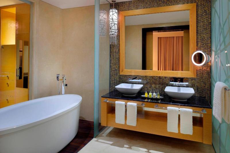 Executive Suite – Lounge Access with Complimentary Drinks and Light Buffet 6-8pm Daily + Breakfast Buffet image 4