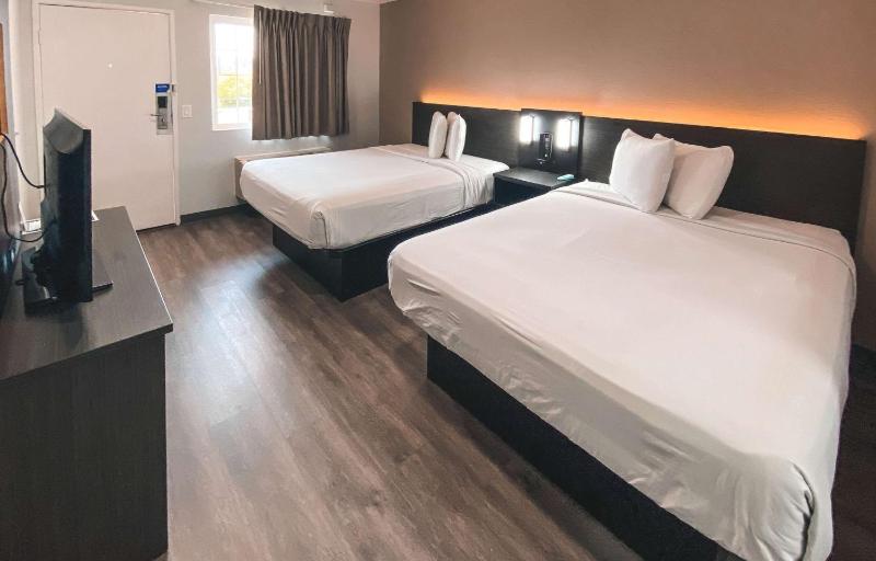 Queen Room with Two Queen Beds - Disability Access image 2