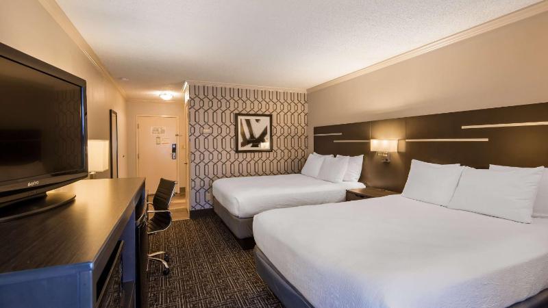 Queen Room with Two Queen Beds - Mobility Access with Bath Tub image 4