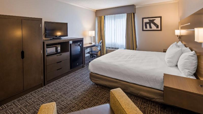 King Room with Roll-in Shower - Mobility Accessible/Non-Smoking image 3