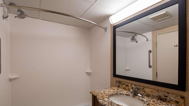 Queen Room with Two Queen Beds - Non-Smoking image 2