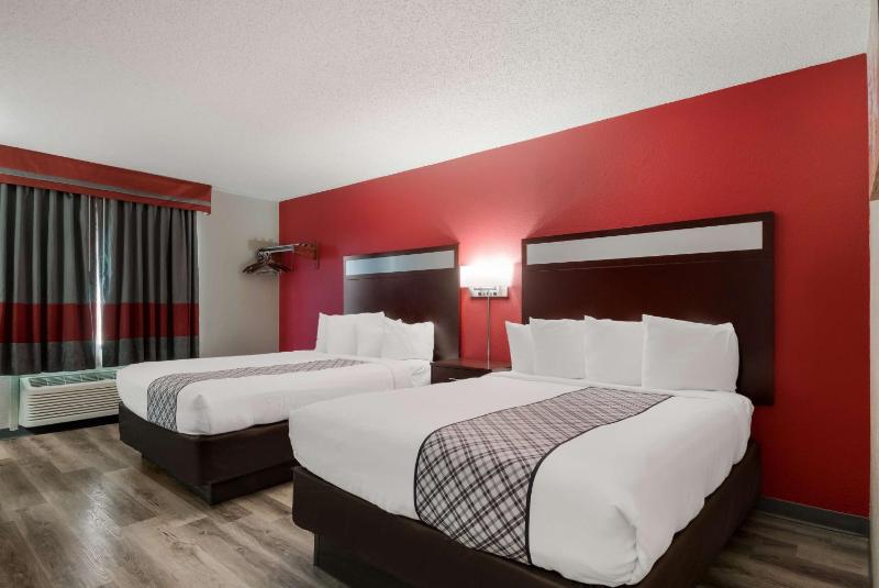 Queen Room with Two Queen Beds image 2