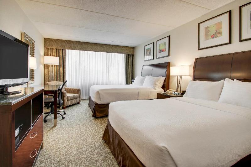 Standard Queen Room with Two Queen Beds image 4