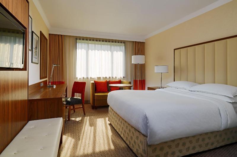 Deluxe Queen Non Smoking, Guest room, 1 Queen image 1