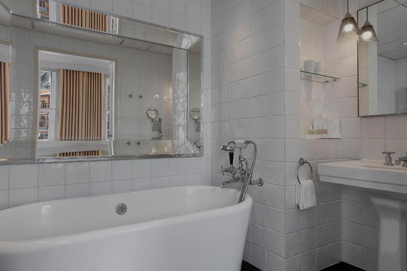 Victorian, Larger Guest room, 1 King image 2
