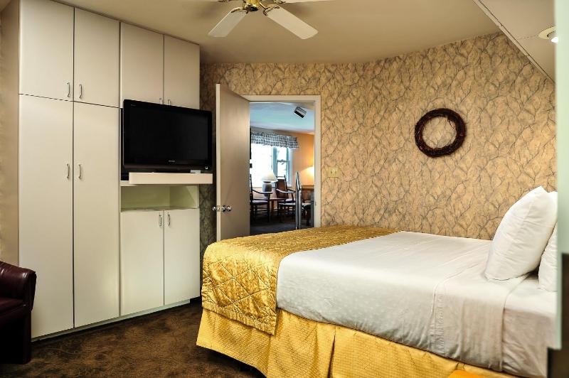 One-Bedroom Suite image 2