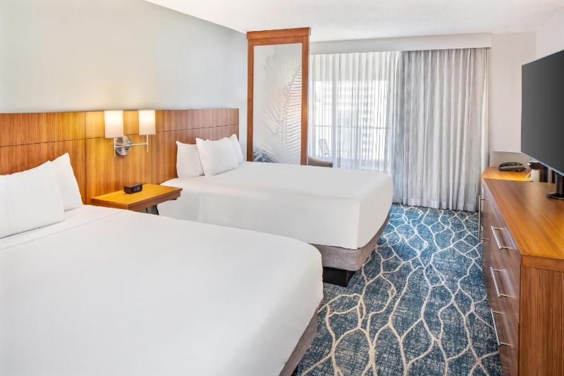 Queen Room with Two Queen Beds with Sofa Bed and Ocean View image 4
