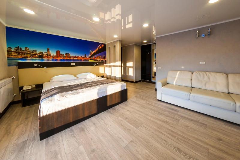 King Studio with Sofa Bed image 3
