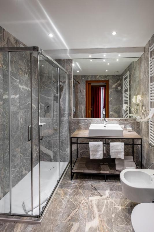 Standard King Room image 2