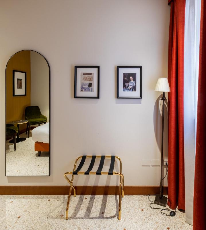 Standard King Room image 3