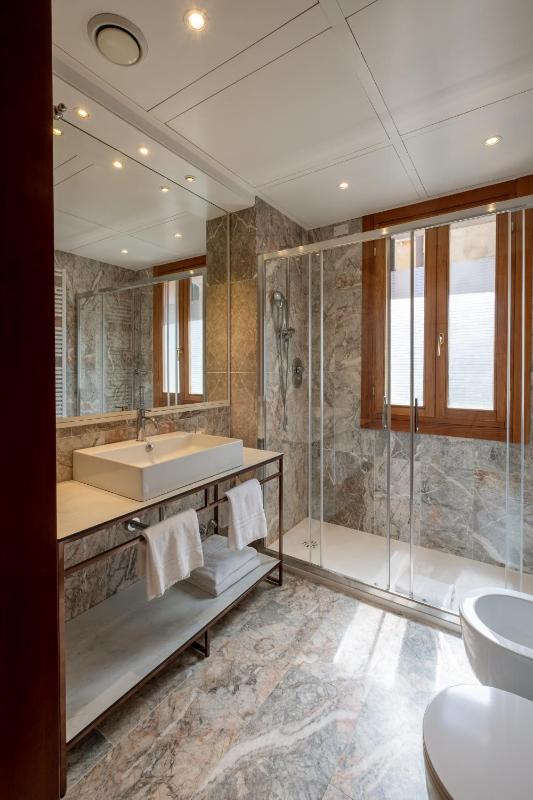 Deluxe Double Room image 4