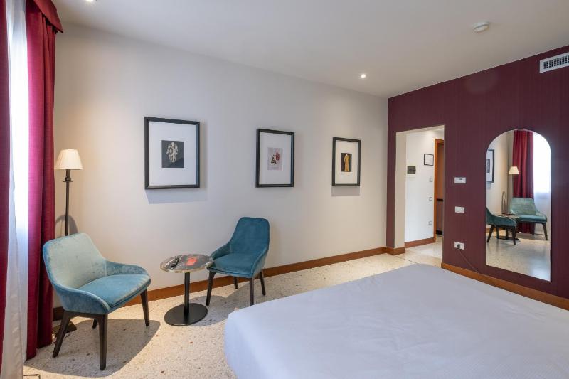 Deluxe Double Room image 3