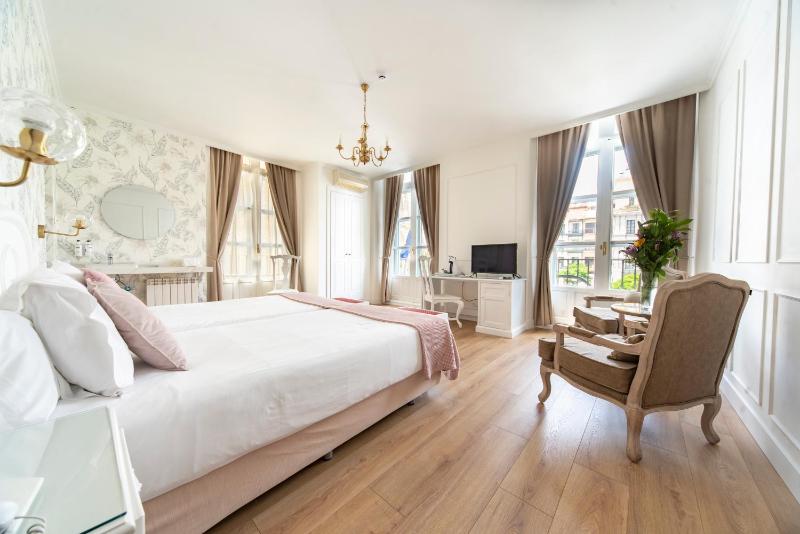 Superior Twin Room with View image 1
